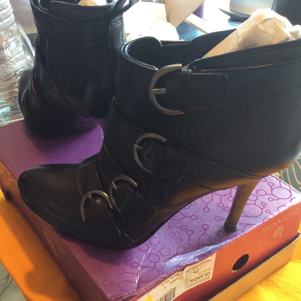 Coach Tessie Black Leather Heeled Booties Size 9B, Pre-owned - Picture 6 of 14